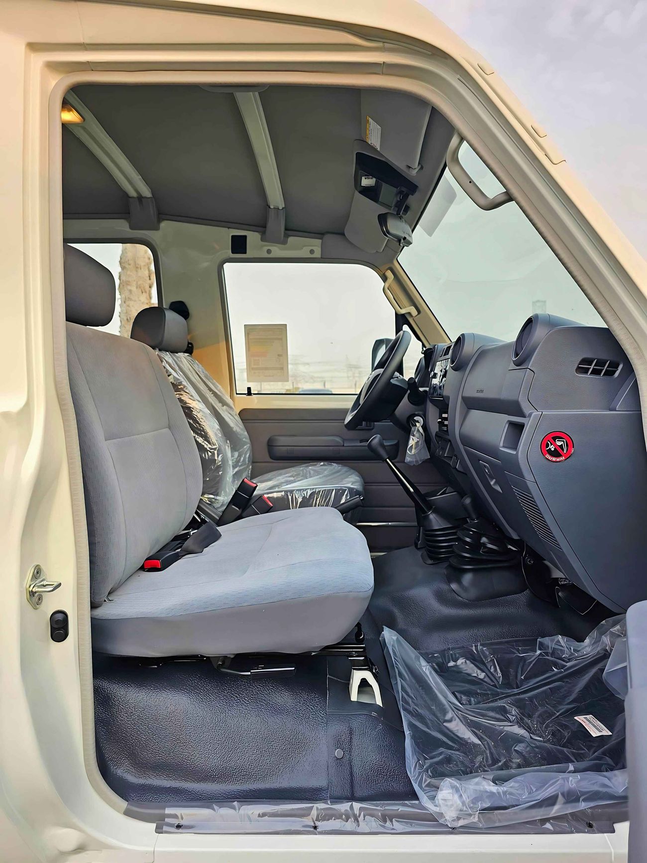 تويوتا لاند كروزر 70 M/T | 4.0L V6 PETROL | 3 DOOR | PWR WINDOWS | FREE WHEEL HUB | 4WD (CODE # 68011)