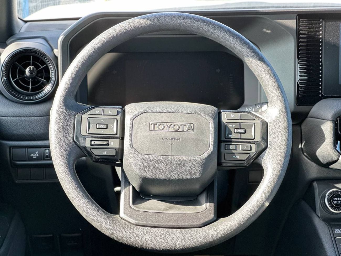 تويوتا برادو 2.8 لتر تيربو ديزل أوتوماتيك // 2026 // خيار ALR مع ثلاجة، فتحة سقف، مشغل DVD وكاميرا خلفية // عرض خ