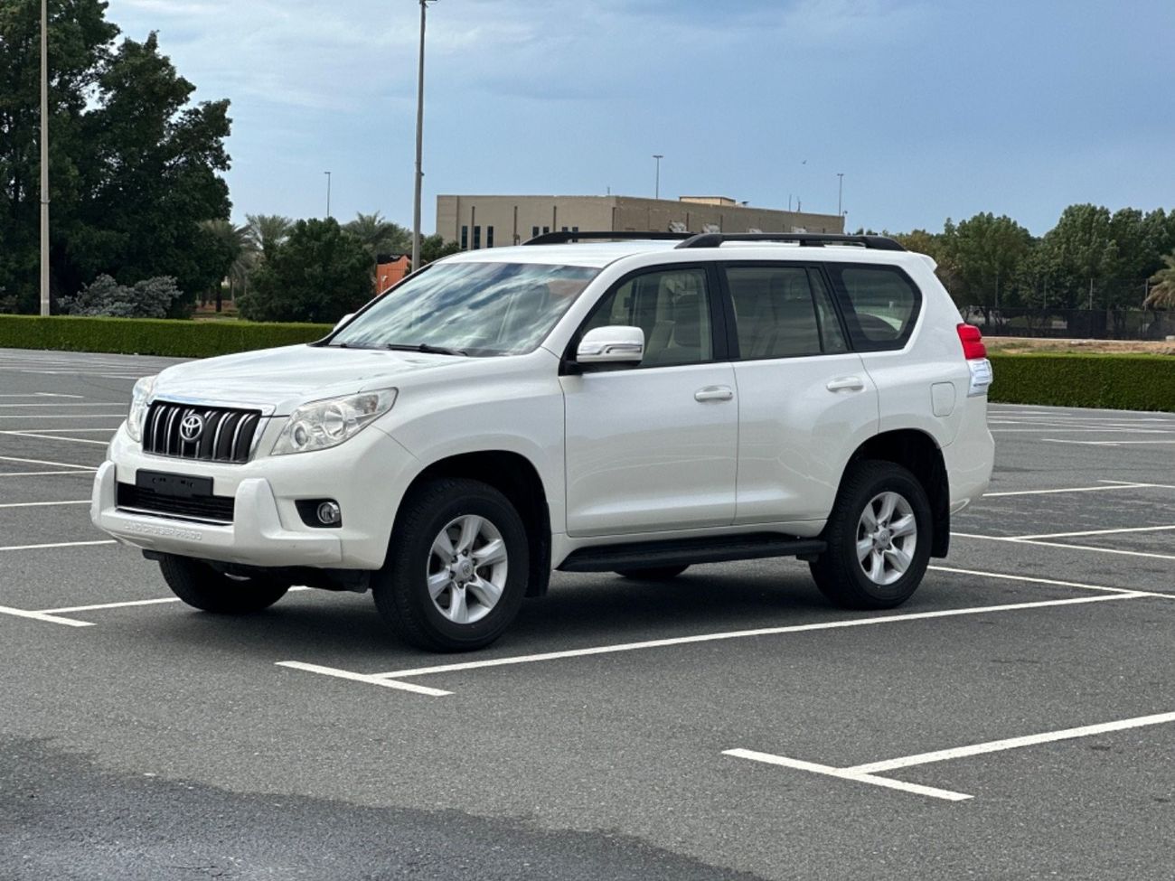 تويوتا برادو Std موديل 2013 خليجي حاله ممتازه من الداخل والخارج قطعه واحده صبغ نظافه