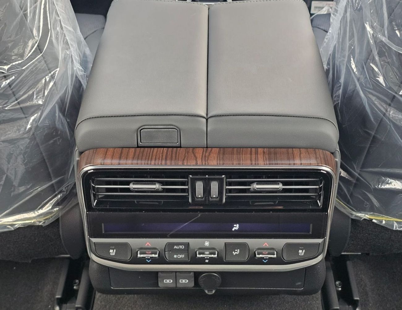 تويوتا لاند كروزر في إكس تويوتا لاندكروزر VX LC300 || محرك بنزين 4.0 لتر V6، ناقل حركة أوتوماتيكي، دفع رباعي | رادار | مشغل D
