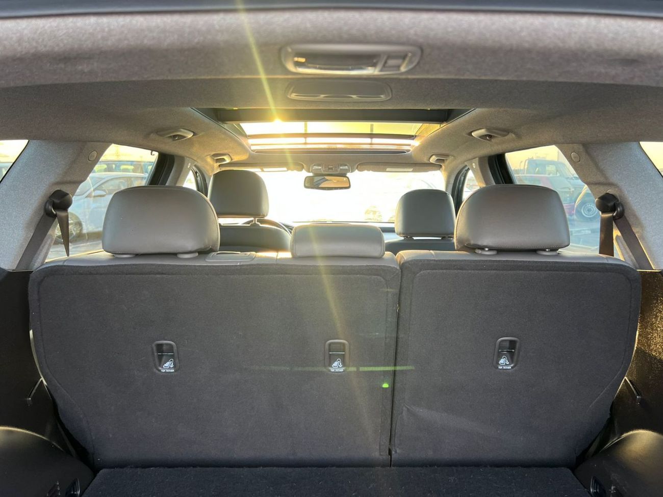 Hyundai Santa Fe 2019 Hyundai Santa - Full Option - 2.4L - V4 - Panoramic View - Push Start - Leather and Electric-36