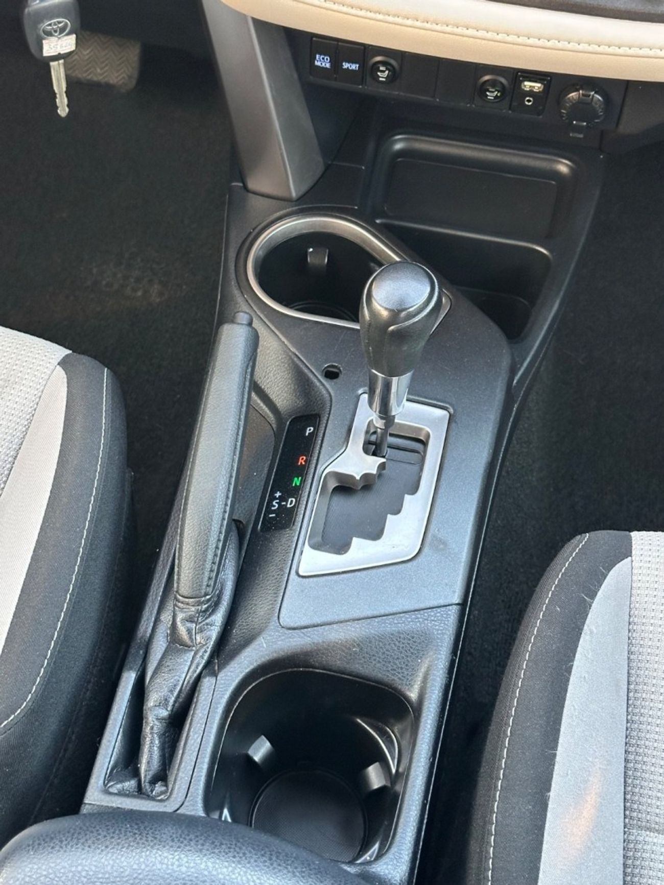 Toyota RAV4 XLE 4WD sunroof  full Option