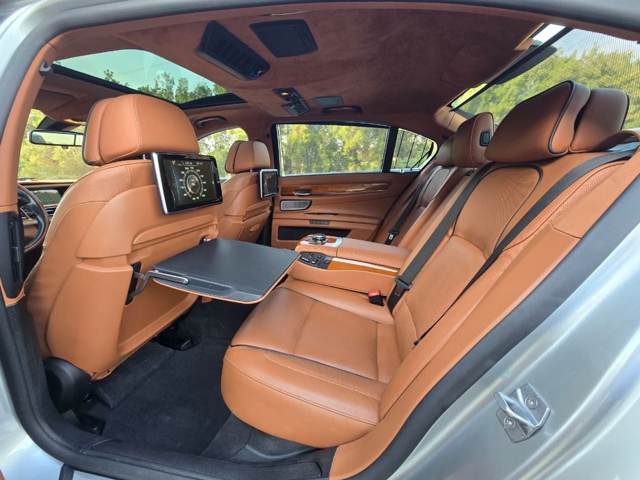 بي أم دبليو 750Li Luxury 4.4L (443 HP)