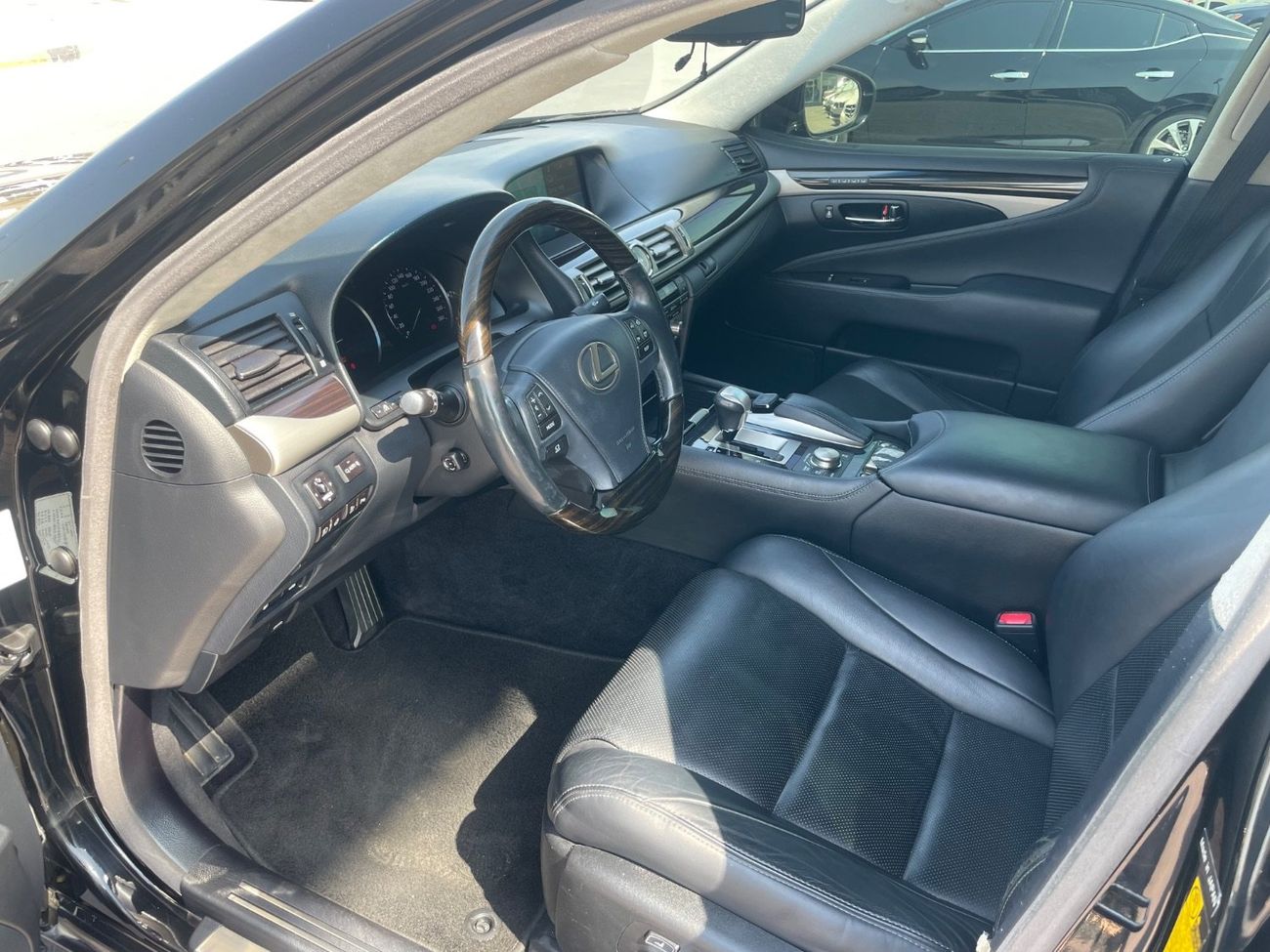 لكزس LS 600 لكزس LS600 وارد كوريا فل اوبشن اورآق جمارك