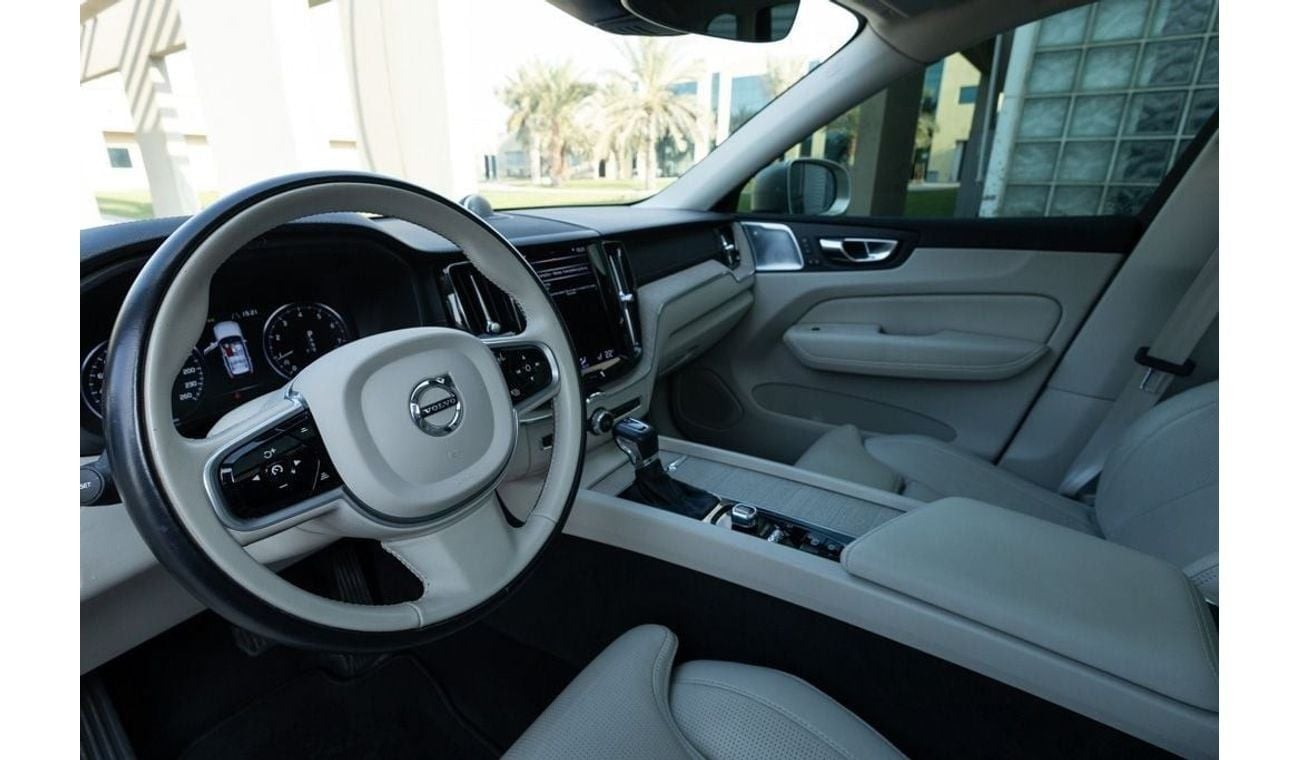 فولفو XC 60 T5 Momentum 2.0L AWD Volvo XC60 T5 2021 GCC under Agency Warranty and Service Contract with Flexible