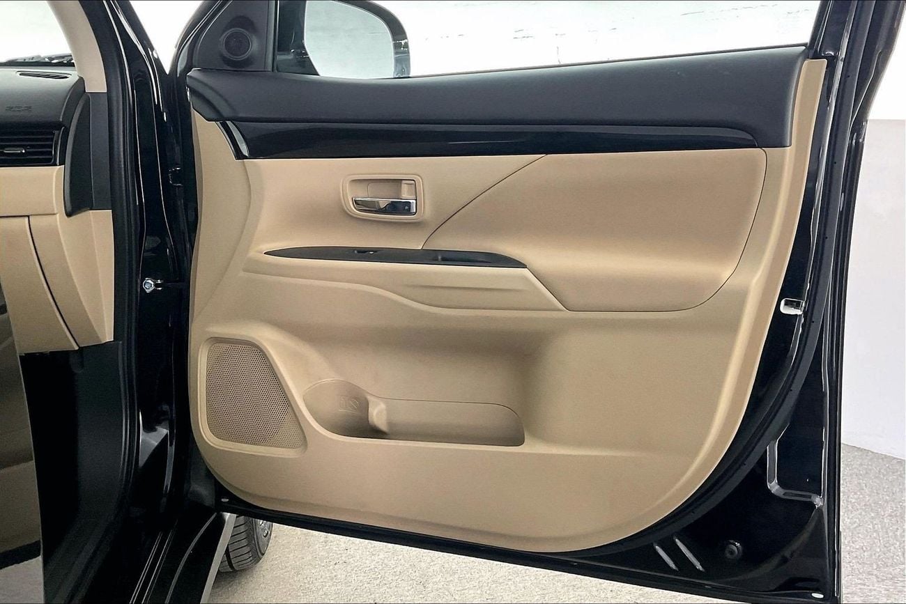 ميتسوبيشي آوتلاندر 2.5 GLX AUTO 4WD 7SEAT ML FABRIC SEATS | شامل الضمان | 0 ﺪﻔﻋﺓ ﺃﻮﻟﻯ