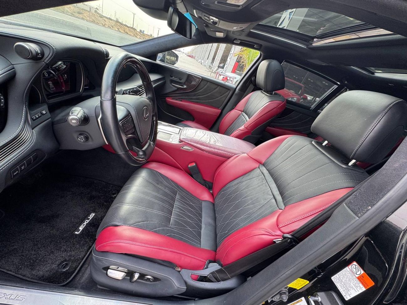 لكزس LS 500 محرك V6 سعة 3.5 لتر / أعلى المواصفات لكبار الشخصيات / كاميرات 360 درجة / تدليك لجميع المقاعد / بحالة