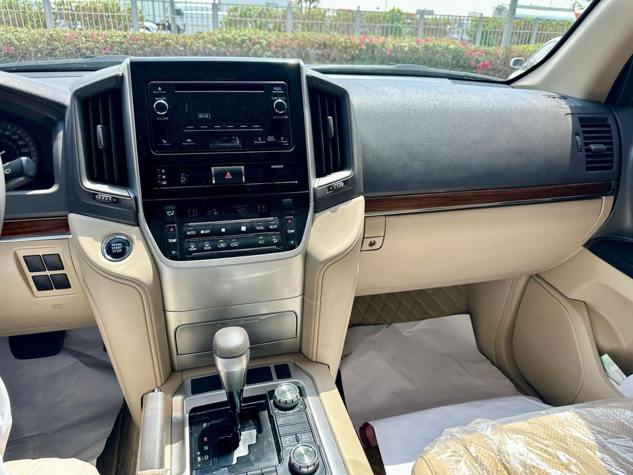 تويوتا لاند كروزر Toyota landcruise 2018Model Engine 4.0 petrol v6 colour Black Transmission Automatic Interior.Begie 