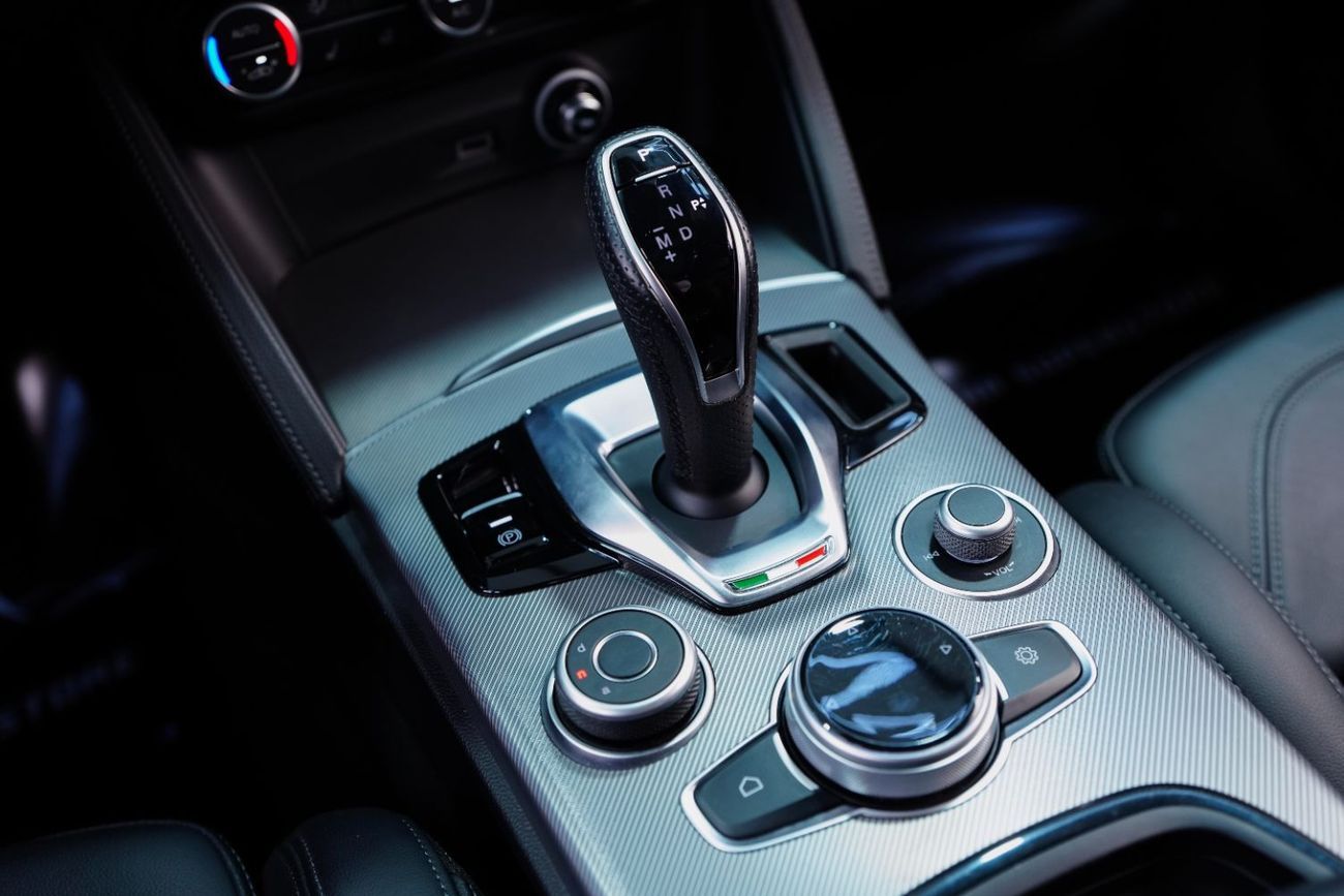 ألفا روميو ستيلفيو فيلوتشي GCC-1 Owner-Low Mileage-Gargash Warranty & Service Contract Until 2029