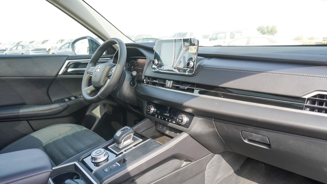 Mitsubishi Outlander Brand New Mitsubishi Outlander HighLine 2025 for Export 2.5L Petrol A/T|White/Black|OUTLANDER-HL-25-