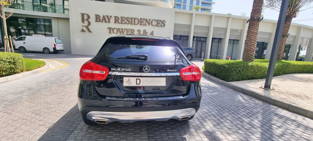 مرسيدس بنز GLA 250 4MATIC (All-Wheel-Drive)
