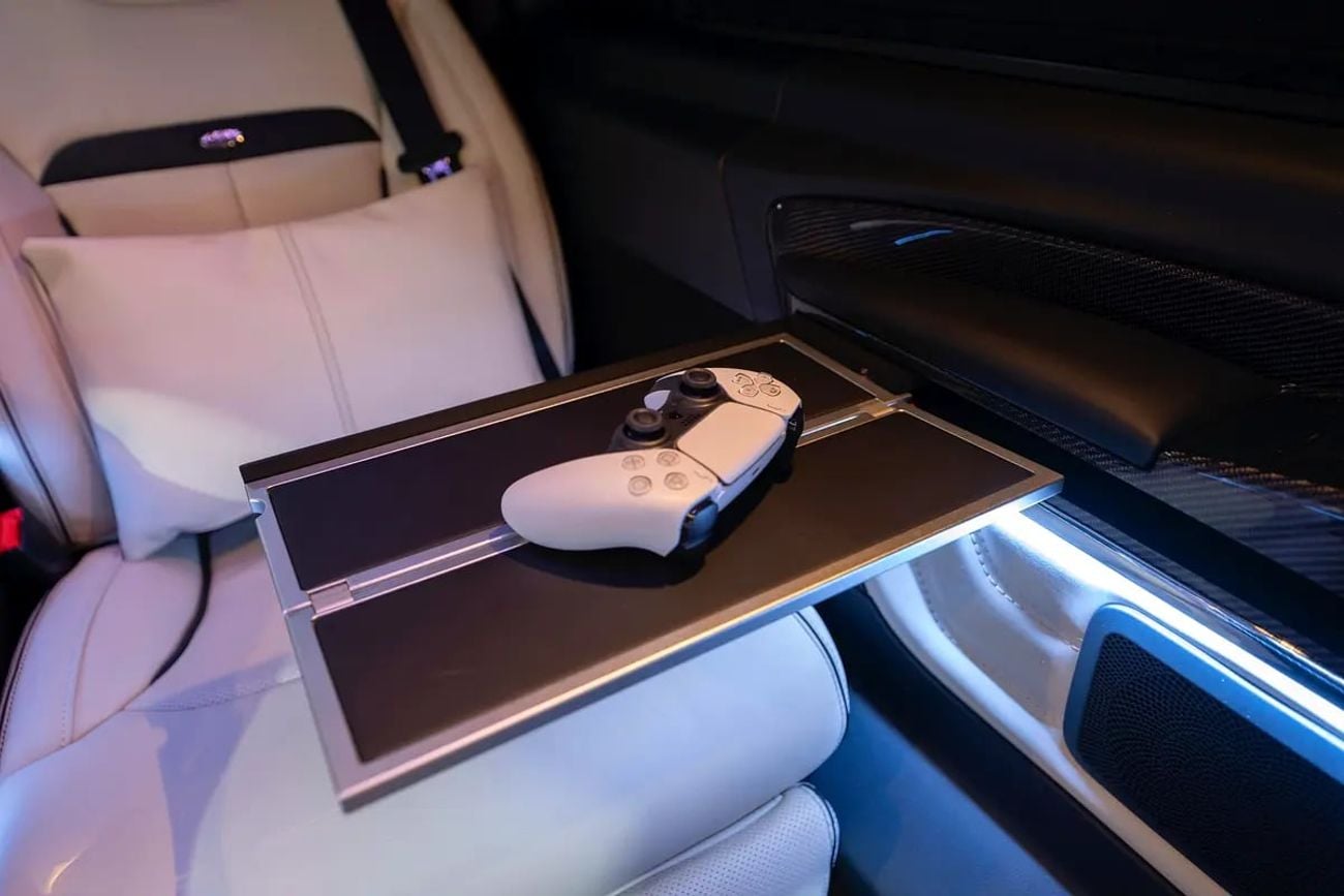 مرسيدس بنز V 300 ARRIVAL MODEL VIP MERCEDES GCC V300 with ADDITIONAL REAR AC - 2 Years Warranty by VLINE