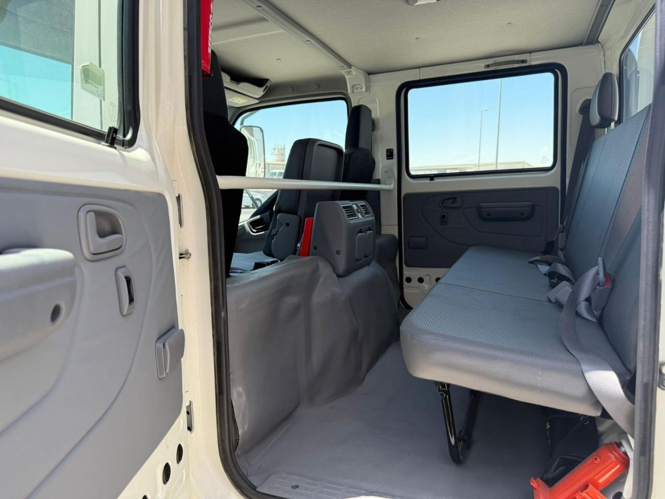 هينو 300 HINO 300 4.0L 614 D/C CARGO 4x2