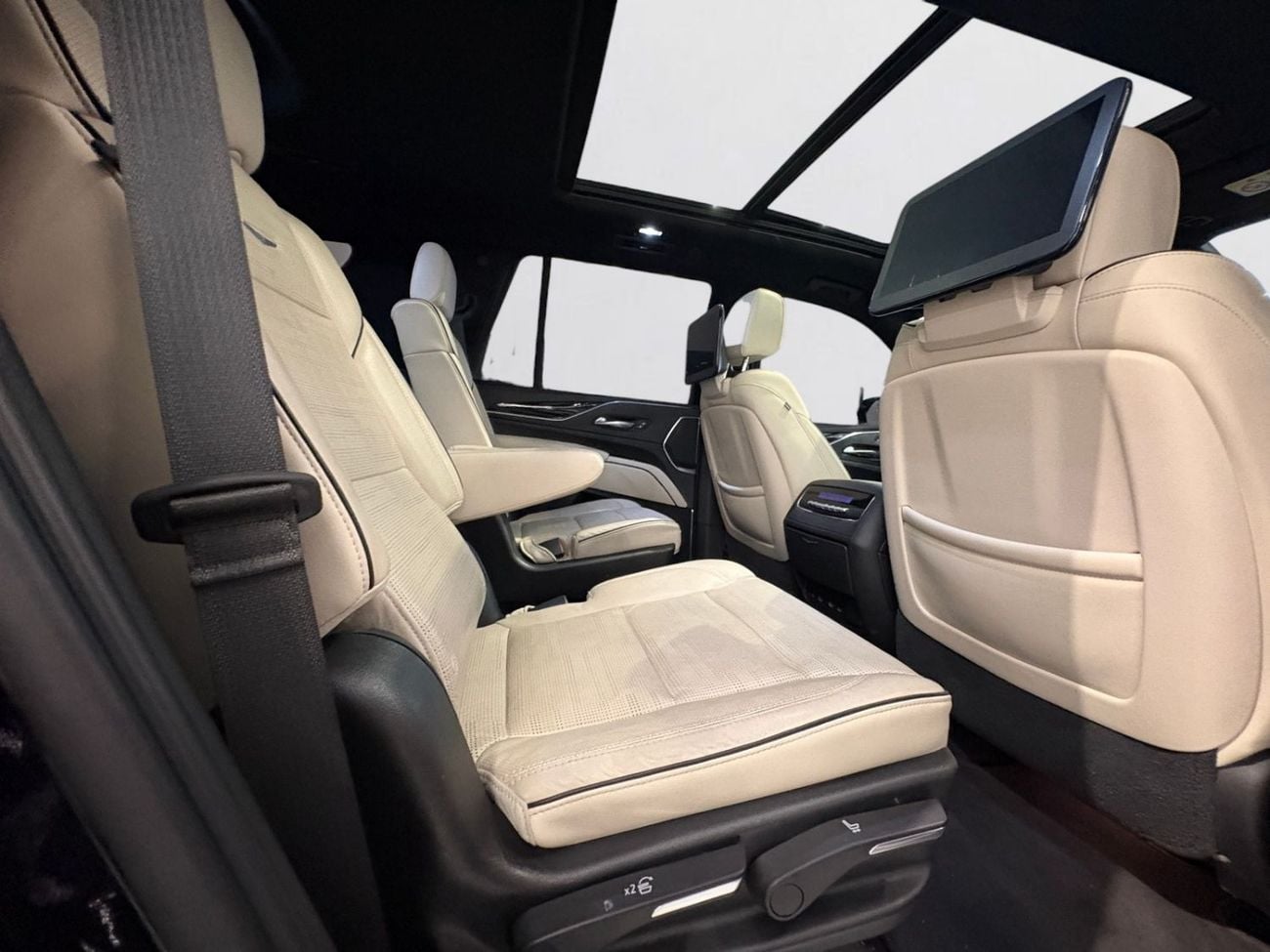 Cadillac Escalade AED 3,520 P.M | 0% DOWN PAYMENT | CADILLAC ESCALADE SPORT LUXURY | 6.2L V8 4WD | FULL SERVICE HISTOR