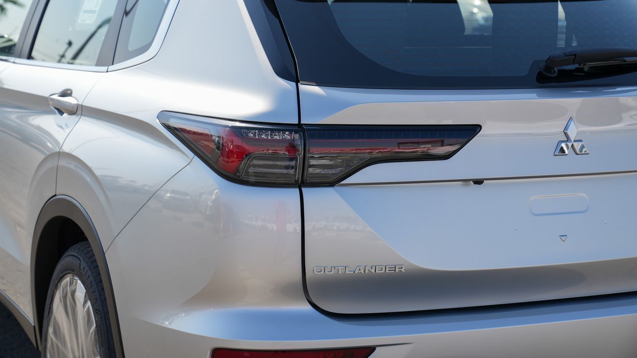ميتسوبيشي آوتلاندر HIGHLINE ميتسوبيشي أوتلاندر 2026 – الفئة المتوسطة (G12) 2.5 لتر | SUV بسبعة مقاعد | مواصفات الخليج |