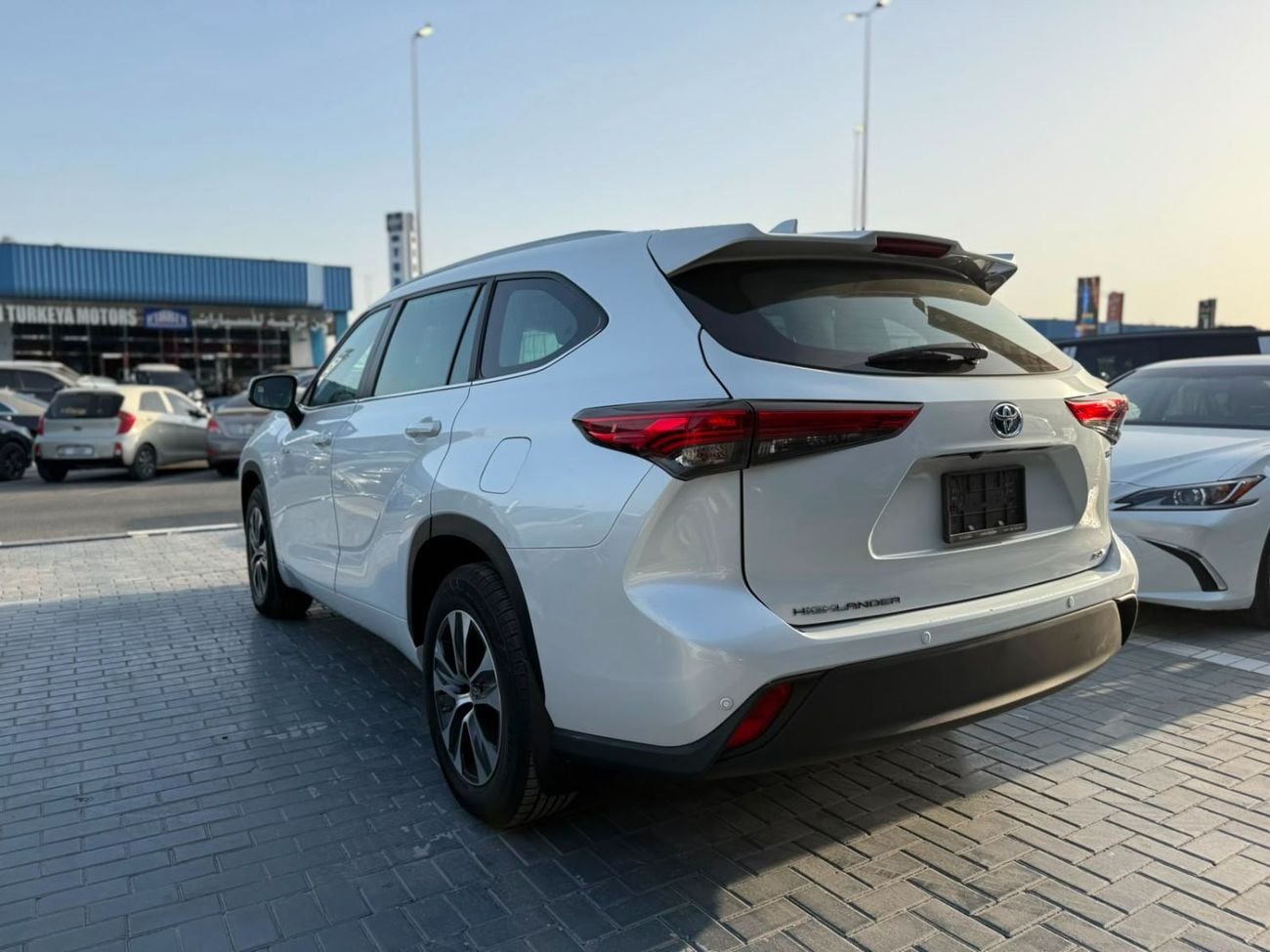 تويوتا هايلاندر TOYOTA HIGHLANDER GLE HEV - A/T . Hybrid . SUV . 4X4 . 7 Seats . 2023 Model