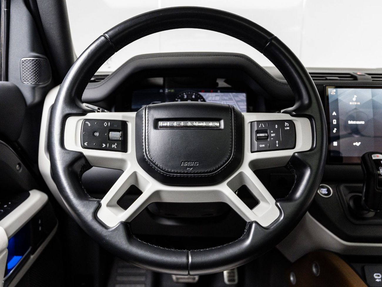 Land Rover Defender P400 110 HSE 3.0L (5 Seater)