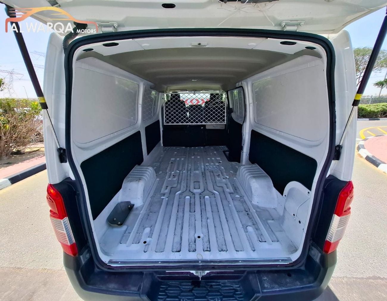 نيسان أورفان Panel Van Std 2.5L A/T (3 Seater) Petrol (4 Door)