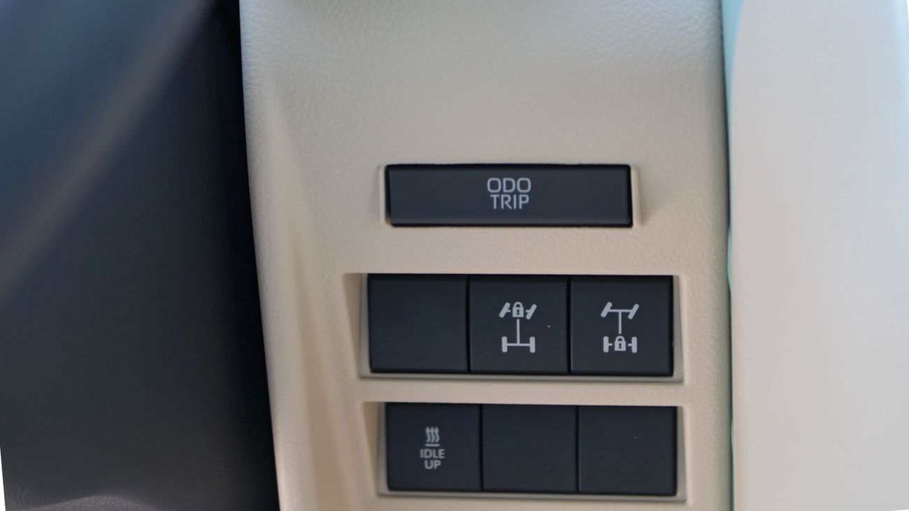 Toyota Land Cruiser GXR 3.3L Diesel Engine | 3Type Diff Lock | 7 Seater SUV with GCC Specs