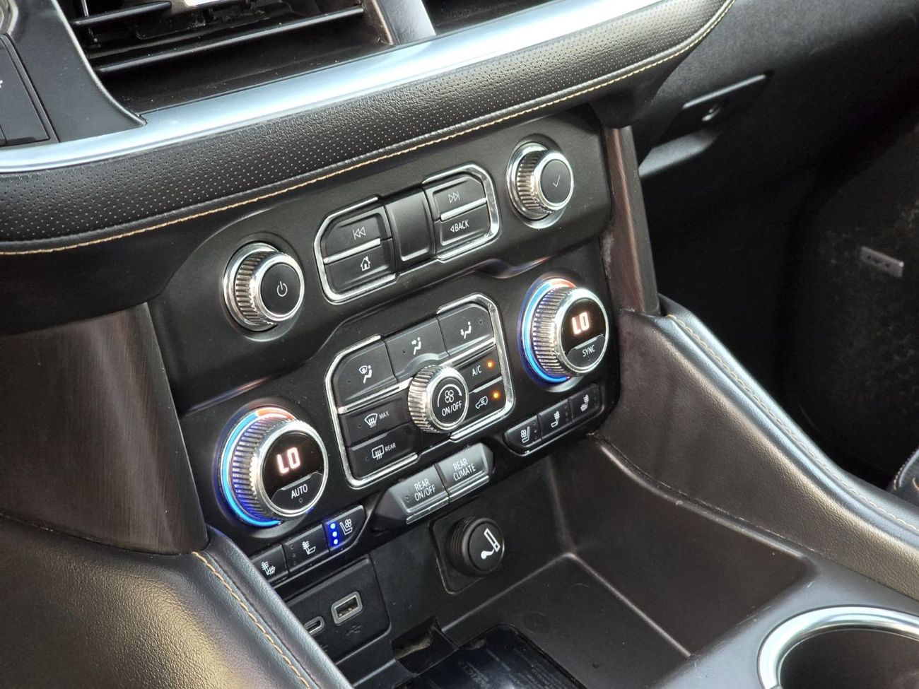 GMC Yukon AT4 5.3L GMC YUKON AT4 2022// GCC// UNDER WARRANTY// FSH// ORIGINAL PAINT