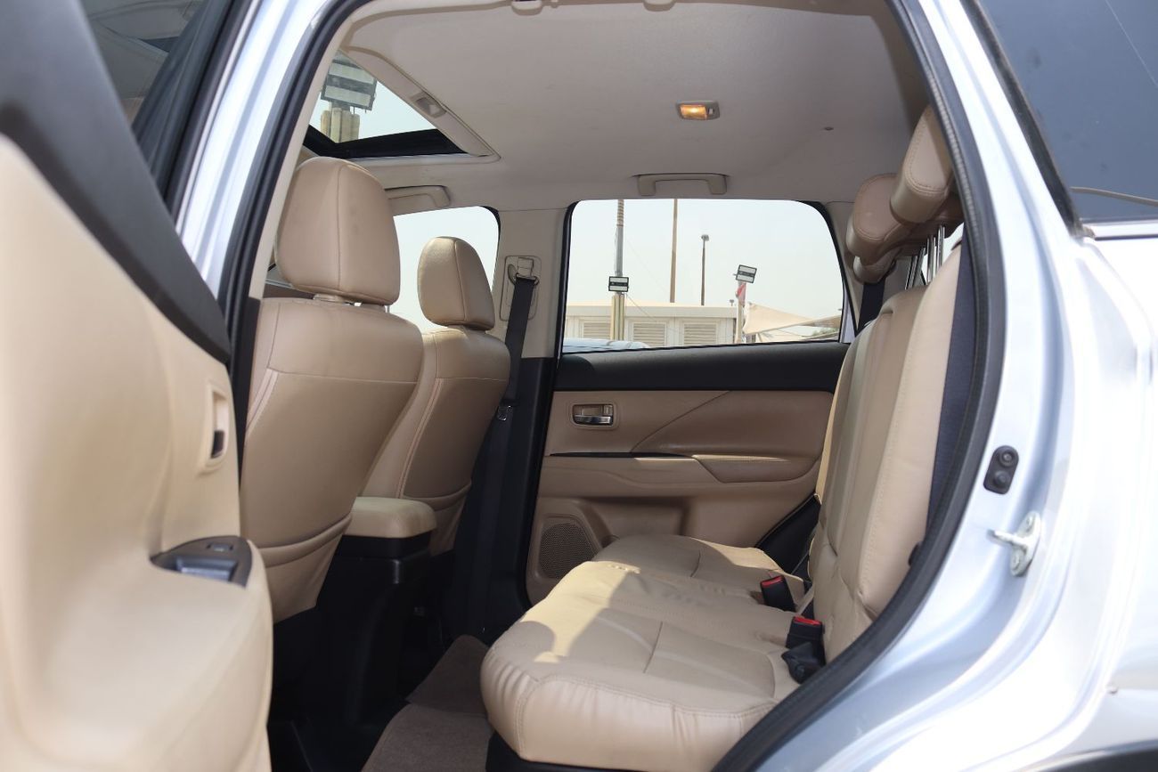 Mitsubishi Outlander GLS 3.0L Mitsubishi Outlander 2016 - in excellent condition- GCC-4WD-130,000 km - Price - 35000 AED