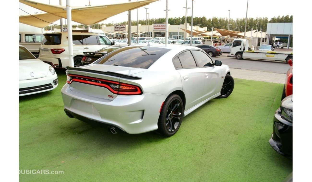 Dodge Charger R/T The Charger RT is powered by a 5.7-liter HEMI V8 engine that produces 370 horsepower and 535 Nm