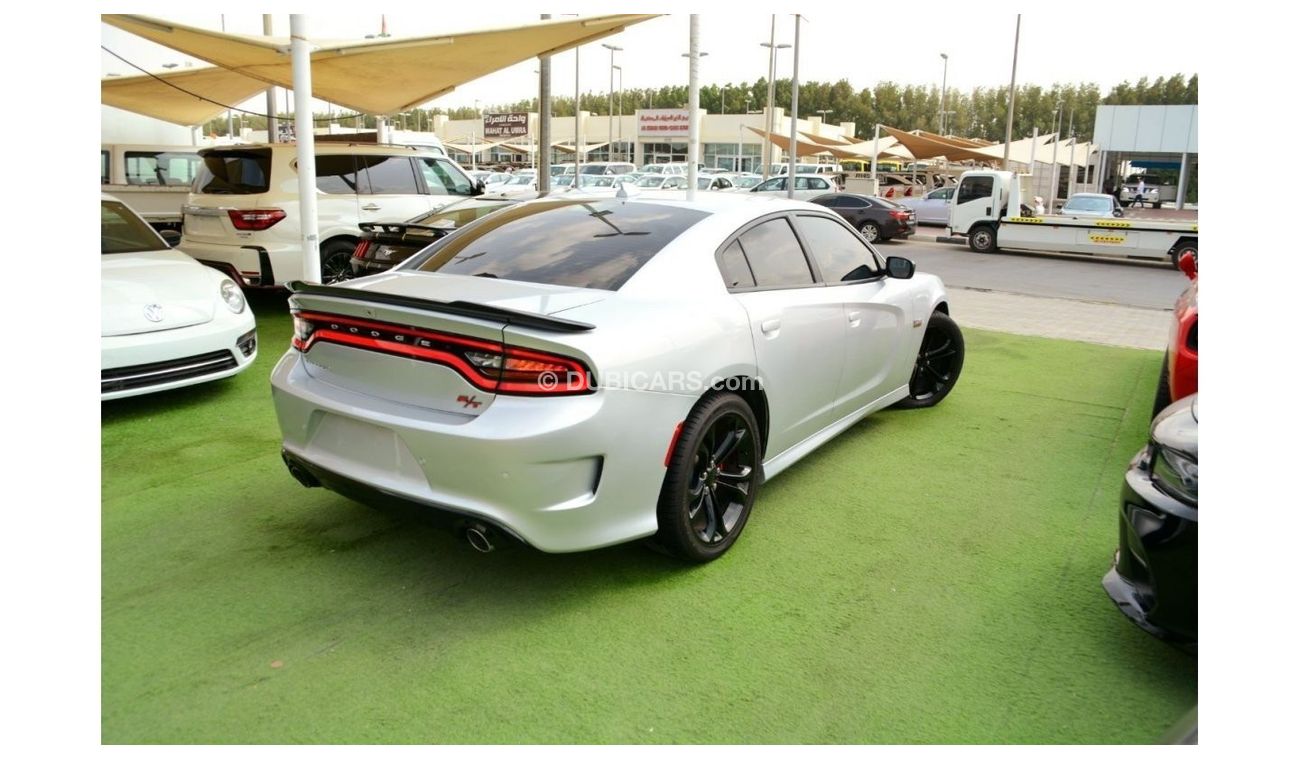 Dodge Charger R/T The Charger RT is powered by a 5.7-liter HEMI V8 engine that produces 370 horsepower and 535 Nm