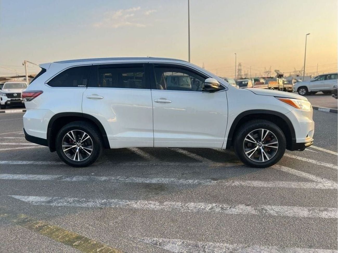 Toyota Highlander 2016 TOYOTA HIGHLANDER XLE - 3.5 L - V6 - 6 CYL - 7 SEATER - ELECTRIC AND LEATHER SEATS -  SUNROOF -