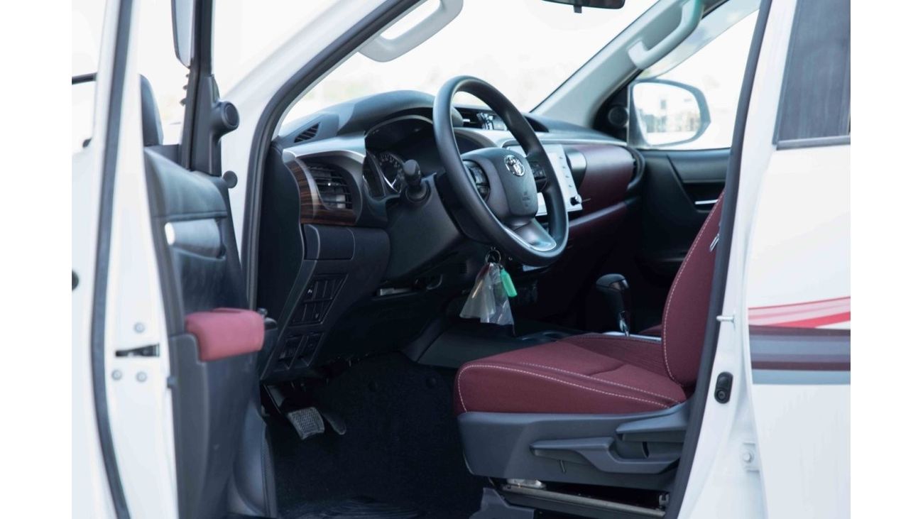 Toyota Hilux 2023 Toyota Hilux 4x4 DC 2.4 HI - Pearl White inside Maroon