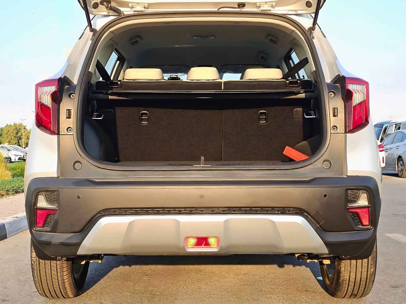 Kia Seltos DUAL TONE, 1.5L V4 PETROL, WITHOUT SUNROOF, DVD+ CAMERA (CODE # 68091)