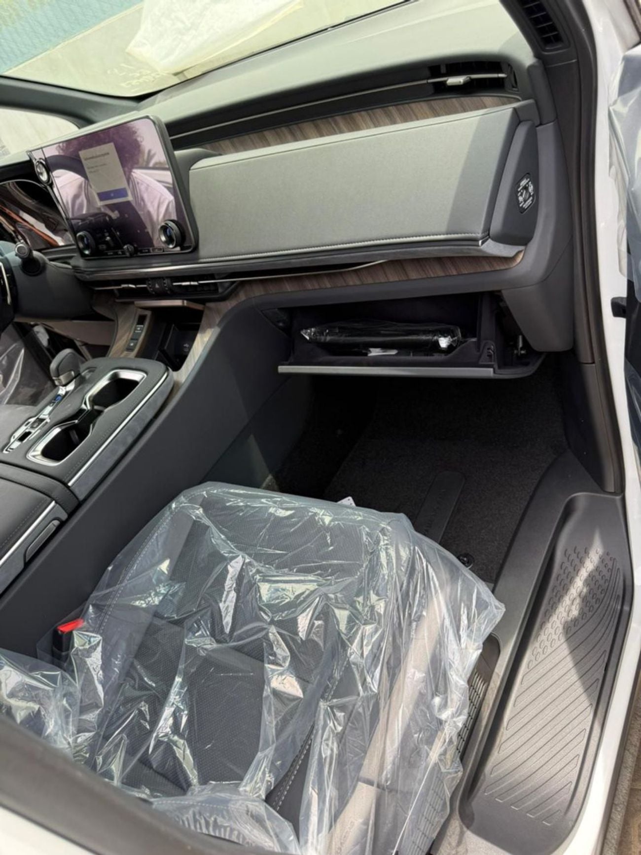 Lexus LM 350h STD (NON GCC)