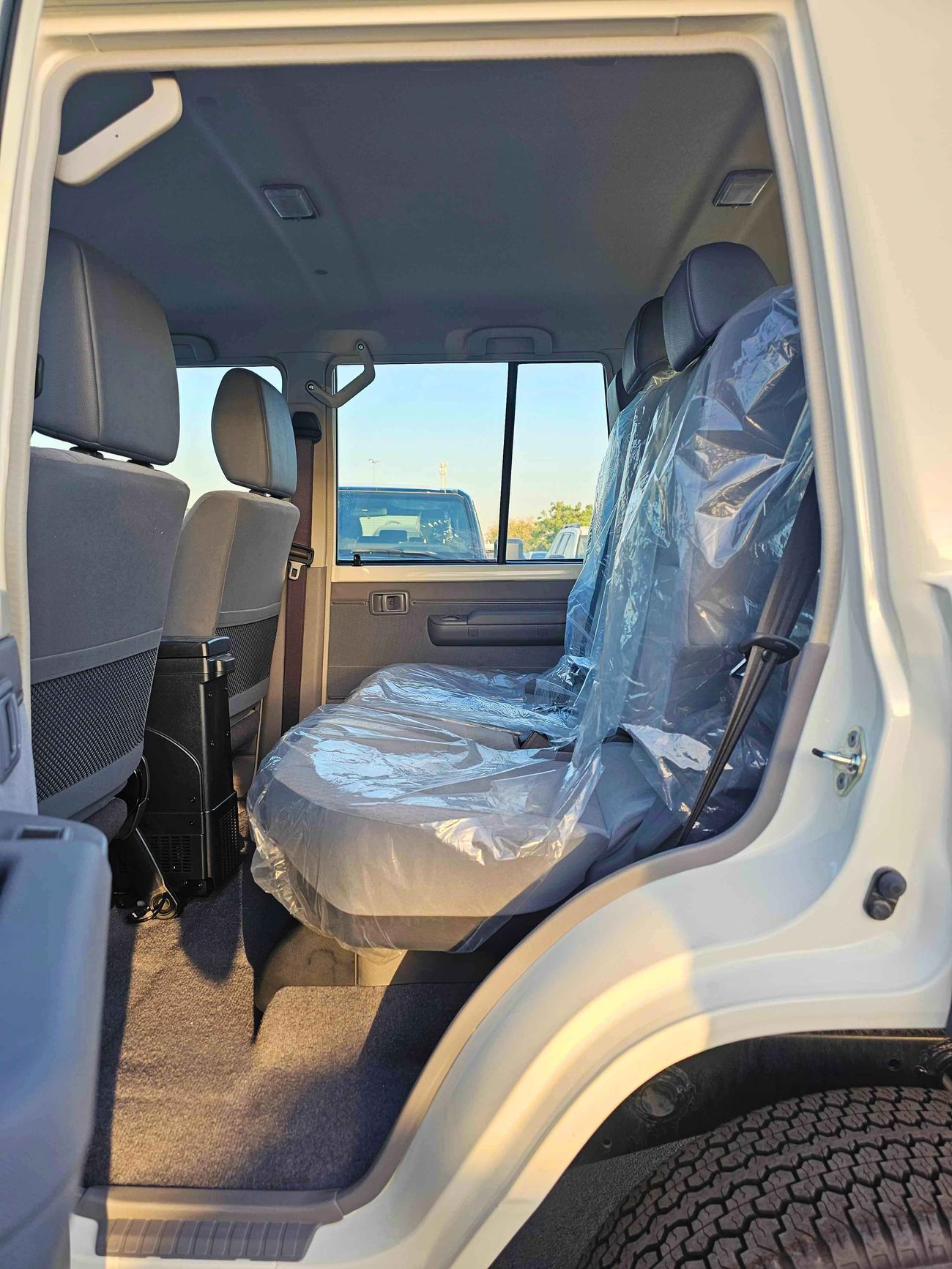 تويوتا لاند كروزر 70 LC76 / FULL OPTION / WITH WINCH EURO 4 / M/T / 4.0L V6 PETROL / DIFF LOCK (CODE # LC76)