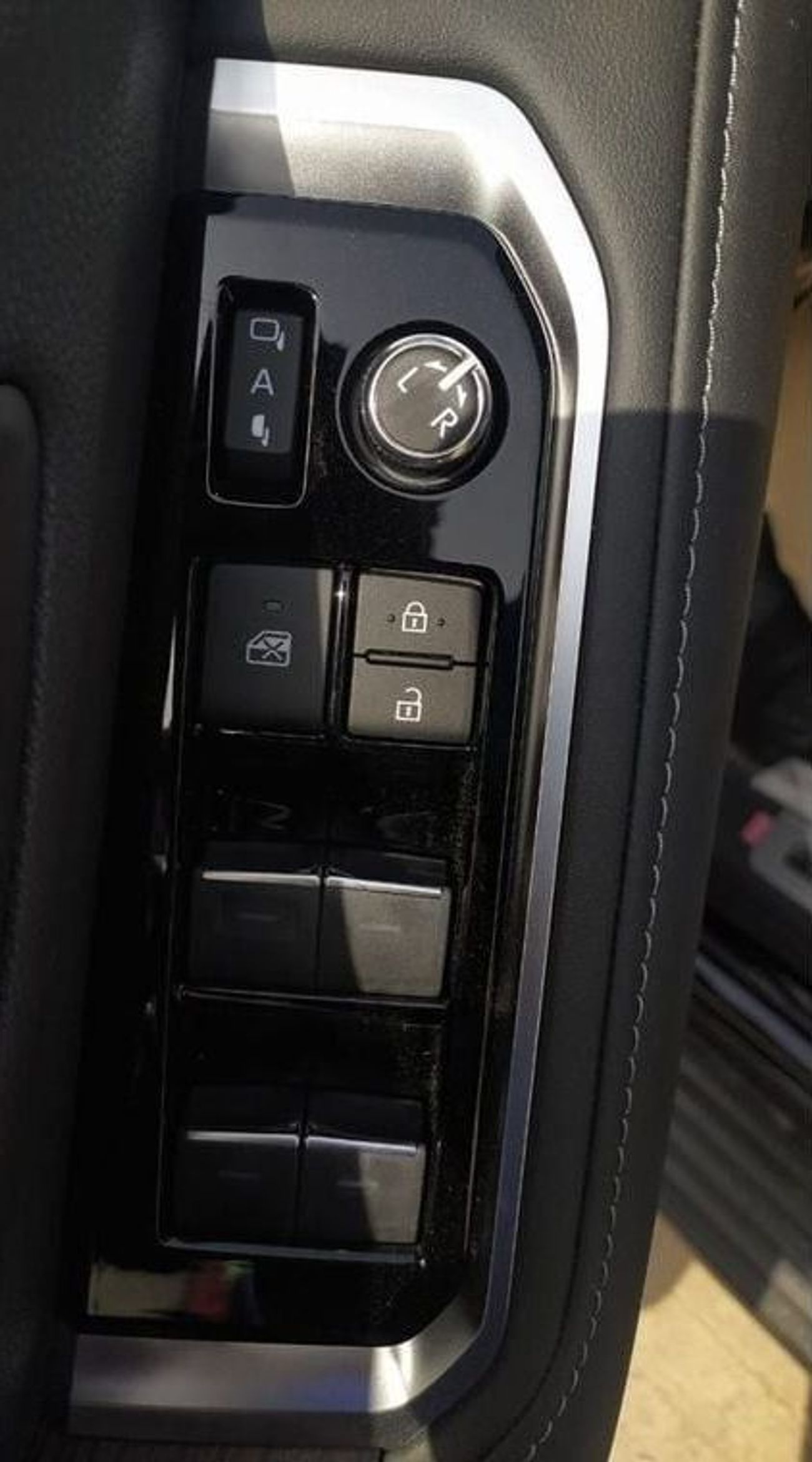 تويوتا لاند كروزر VX 3.3L TOYOTA LC300 VX+ 3.3L TWIN TURBO DIESEL