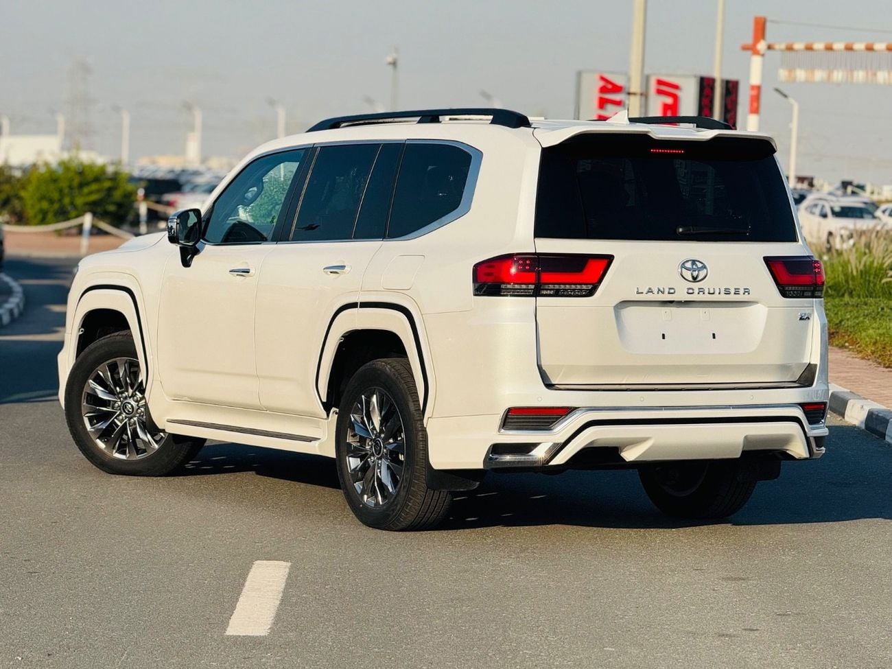 تويوتا لاند كروزر Zx top of the range white with black interior