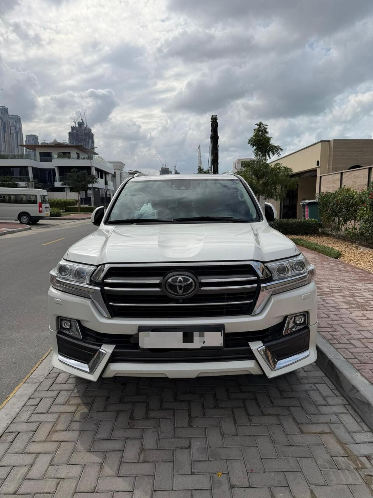 Toyota Land Cruiser VXR 5.7L AWD