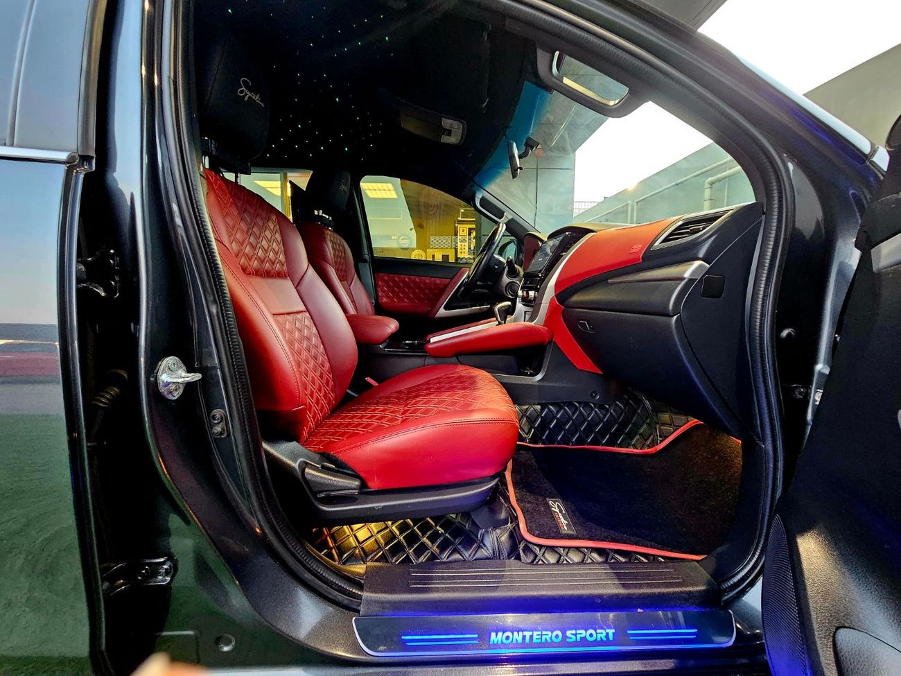 ميتسوبيشي مونتيرو سبورت SIGNATURE EDITION/ STAR LIGHTING/ RED INTERIOR/ LOW MILEAGE