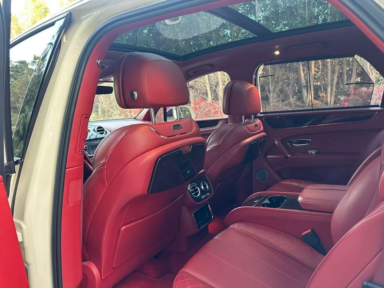 Bentley Bentayga Bentayga 4.0T 2017 Bentley Bentayga W12 Twin Turbo - GCC Spec