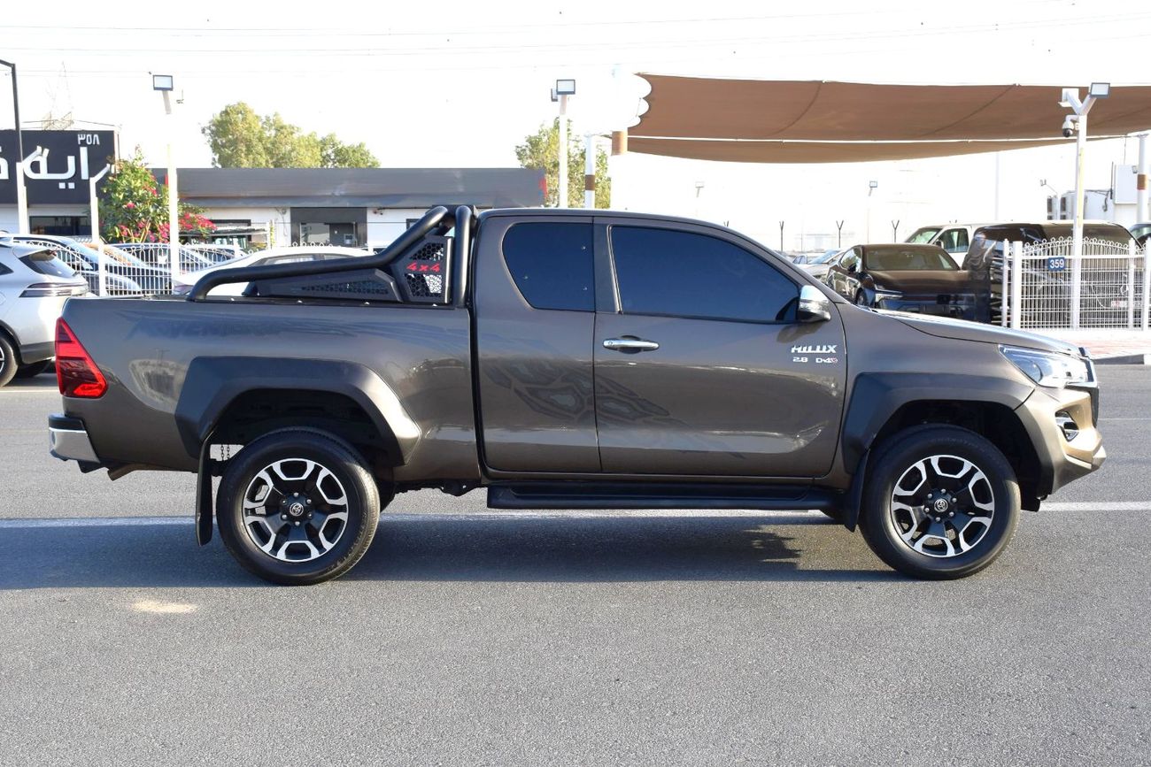 تويوتا هيلوكس 4X4 DIESEL 2.8L KING CAB (Export Only)