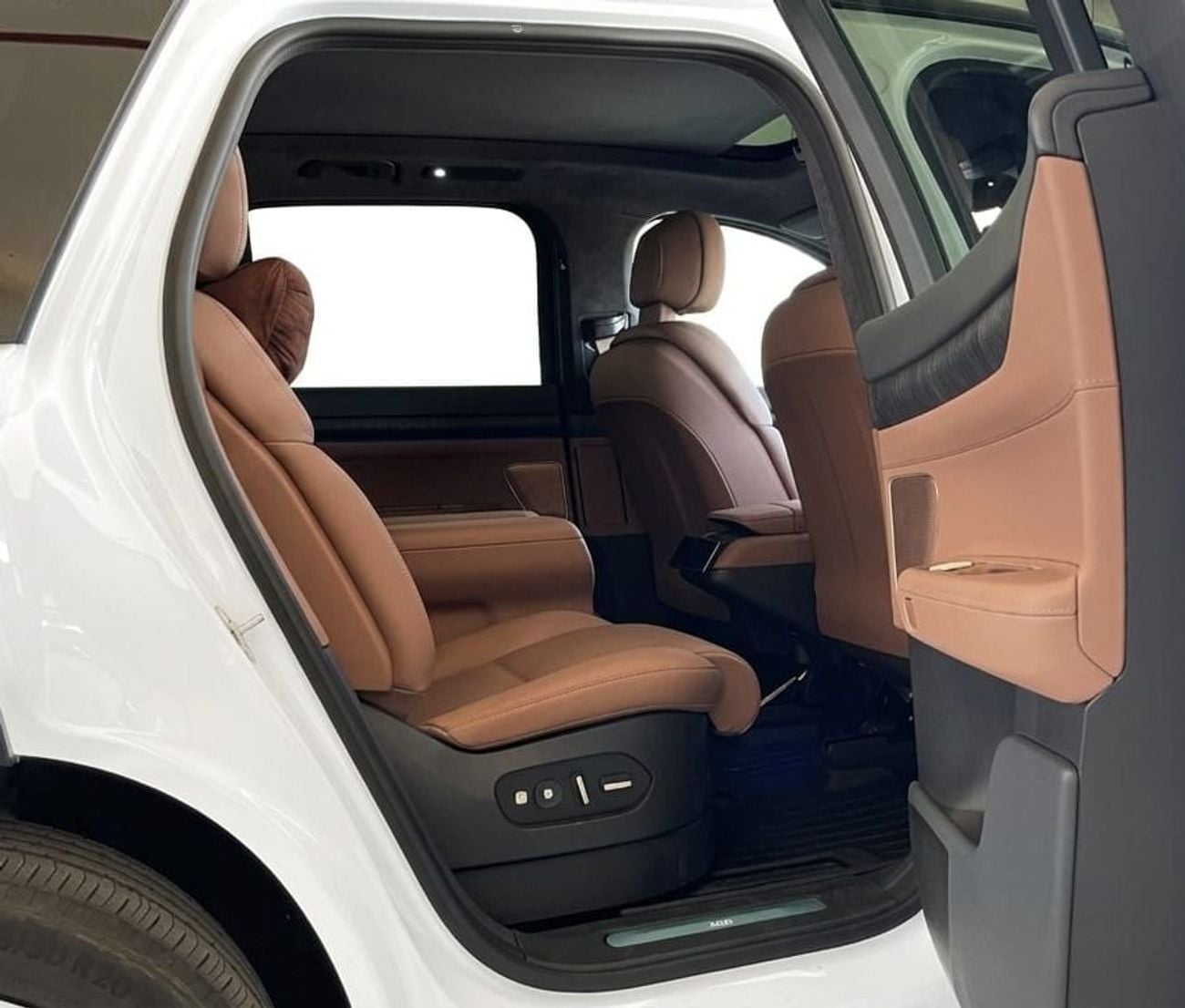 Nio EL8 Edition | 644 HP Ultra-Luxury 6-Seater SUV - Electric