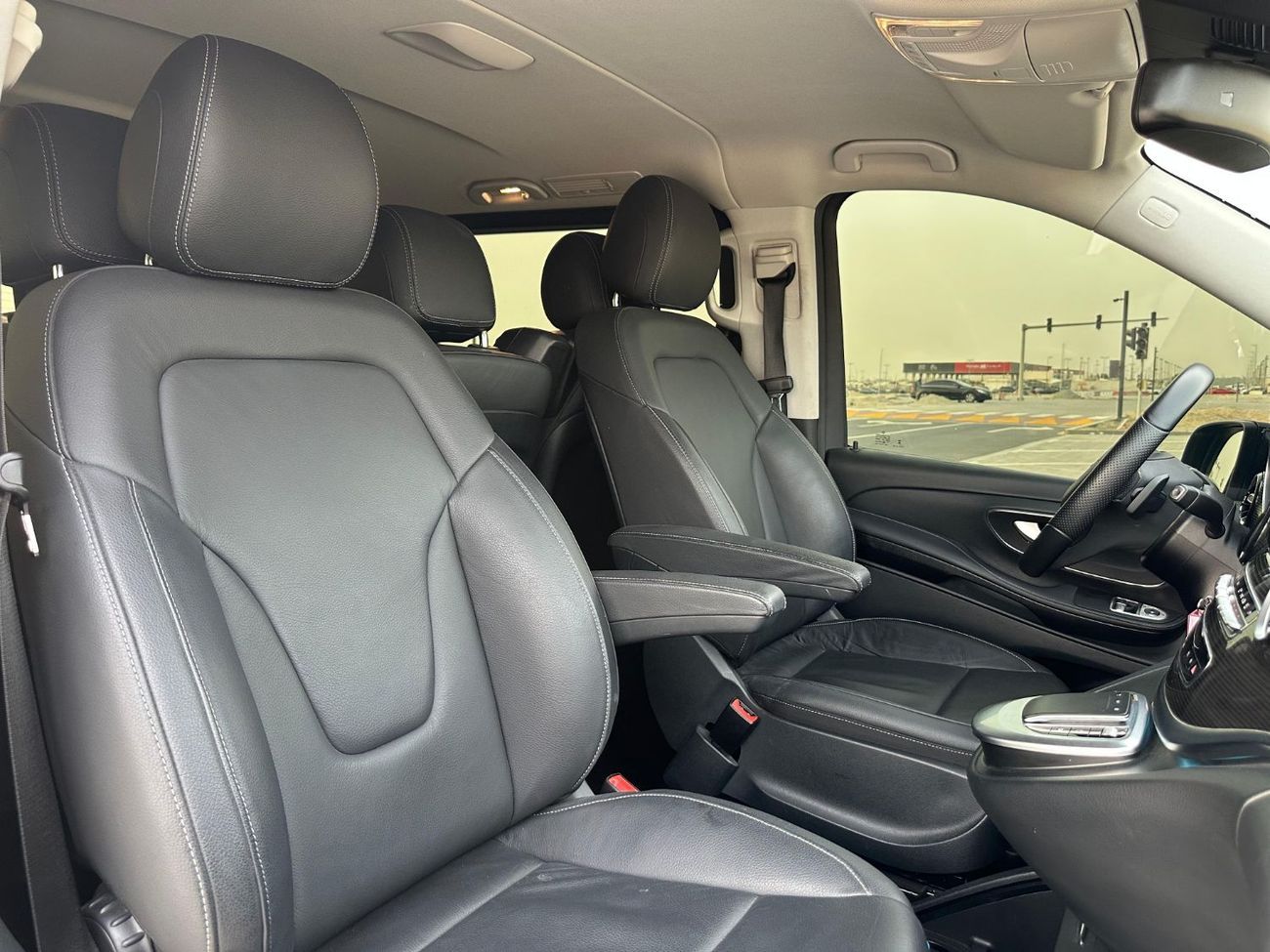 Mercedes-Benz V 250 Std 2.1L MERCEDES V-250 GCC 2024 ORGINAL PAINT // LOW MILEAGE // PERFECT CONDITION