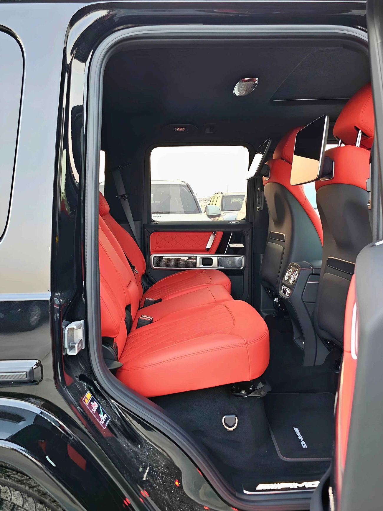 Mercedes-Benz G 63 AMG AIR SUSPENSION / 4.0L V8 / LEATHER SEATS / 4WD / DIGITAL DISPLAY (CODE#69059)