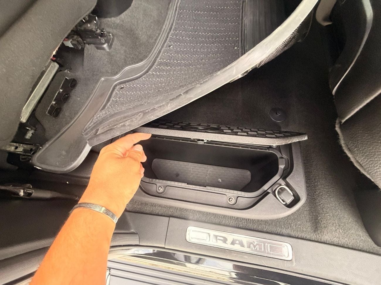 رام 1500 Limited 5.7L (5 Seater)