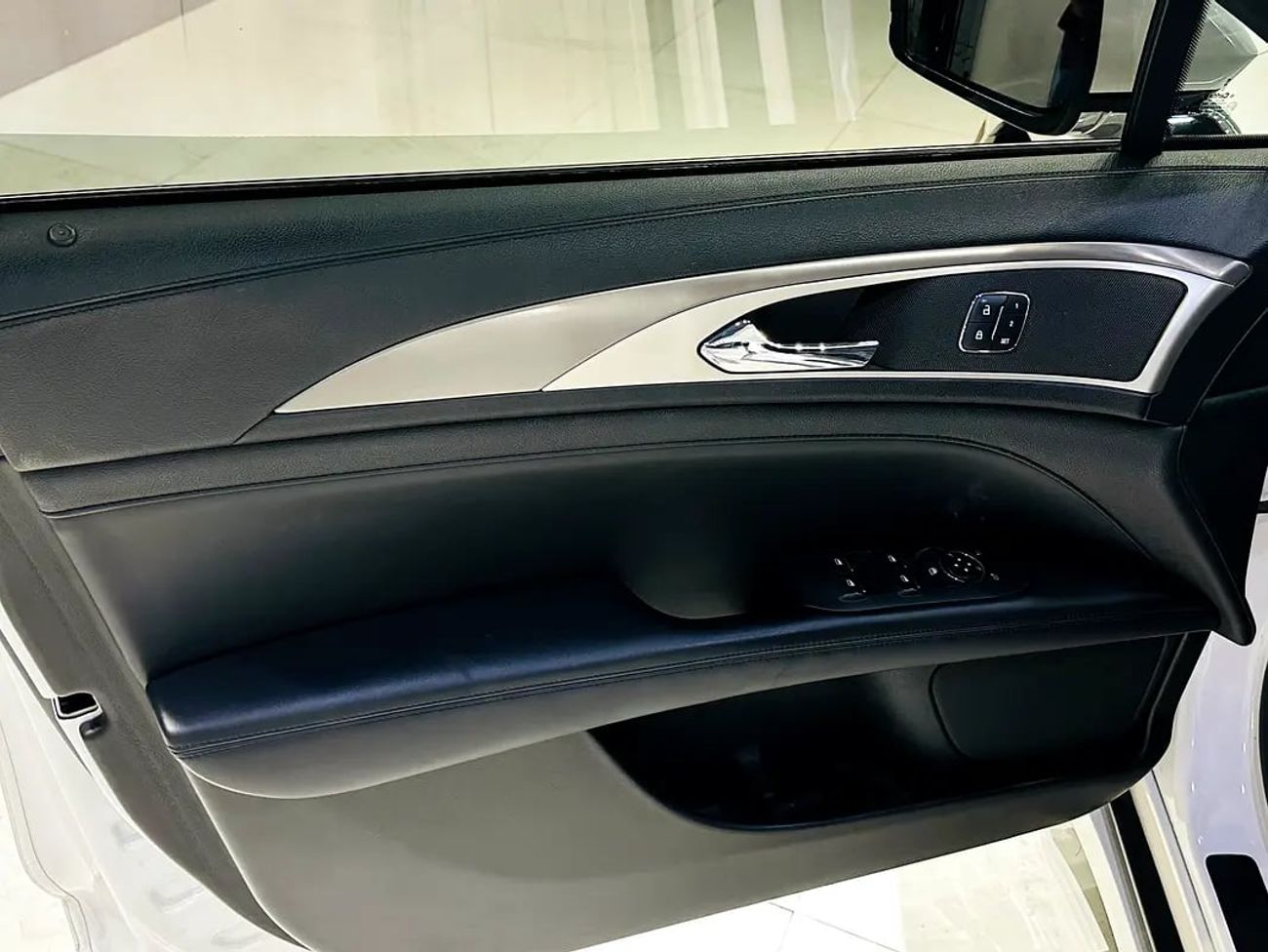 Lincoln MKZ GCC SPECS WELL MAINTAINED WITH ONE YEAR WARRANTY 37500