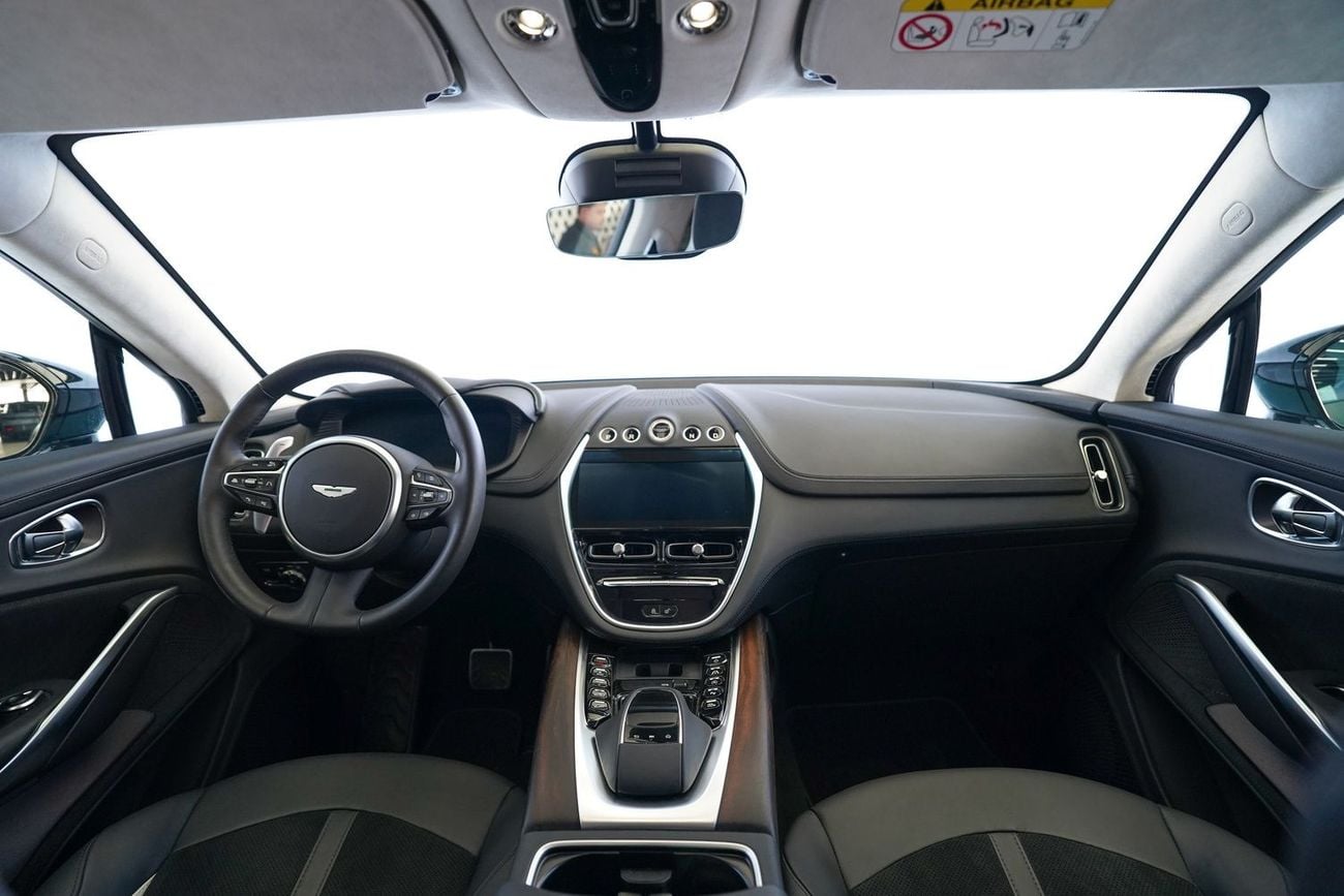 Aston Martin DBX 550