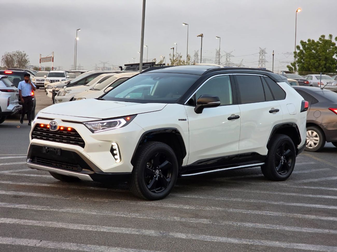 Toyota RAV4 2020 XSE hybrid Sunroof , 4x4 , Push button and original leather