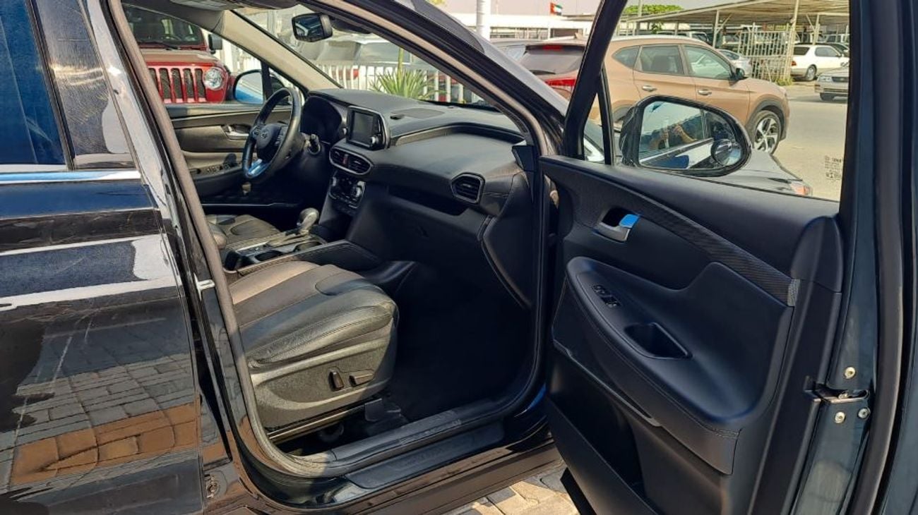 Hyundai Santa Fe car in good condition 2020 2.4L 4WD full configuration