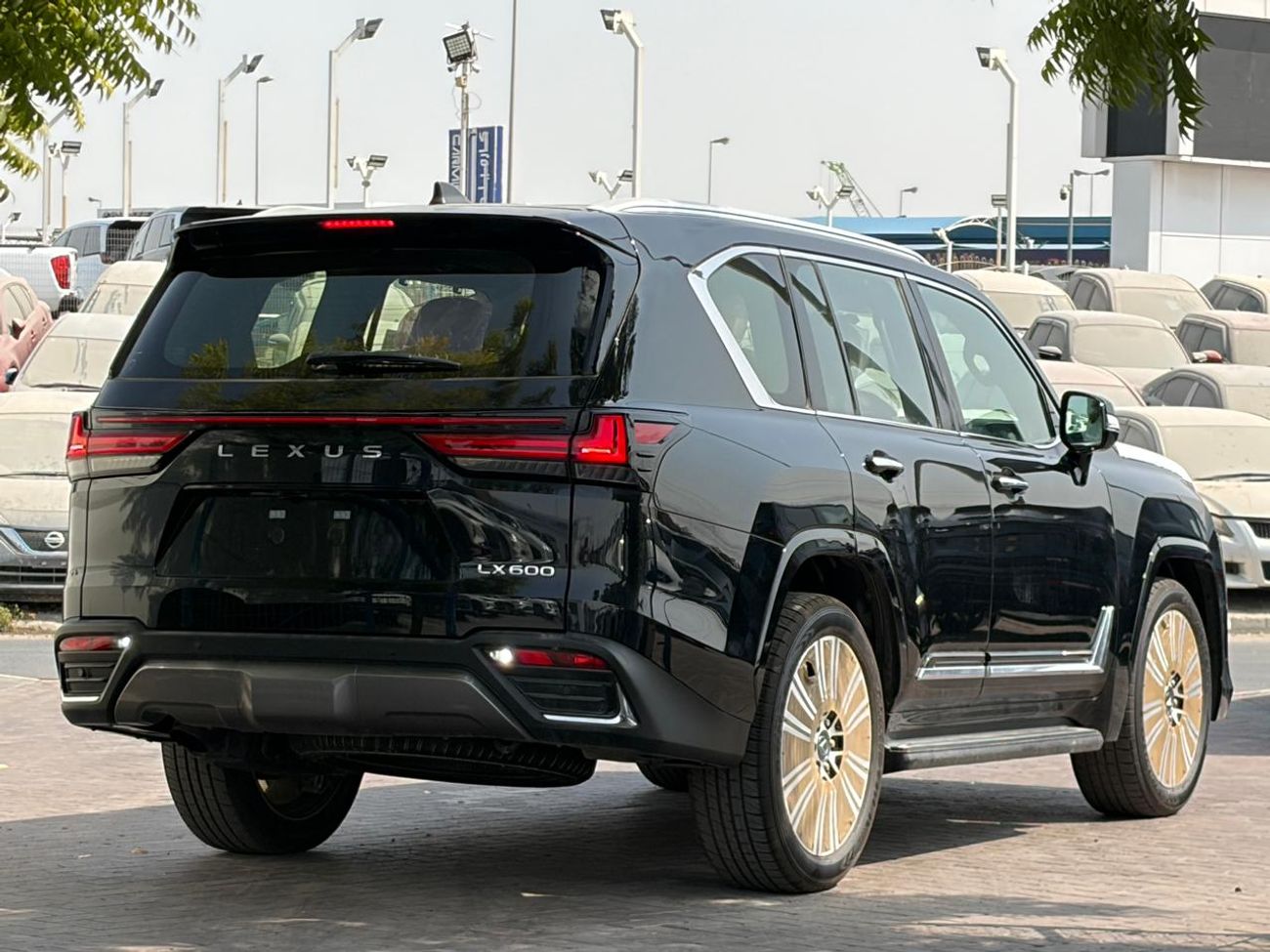 لكزس LX 600 SIGNATURE سيجنتشر | محرك بنزين V6 سعة 3.5 لتر | رادار | شاشة عرض أمامية | كاميرا 360 درجة | صندوق تبريد | مودي