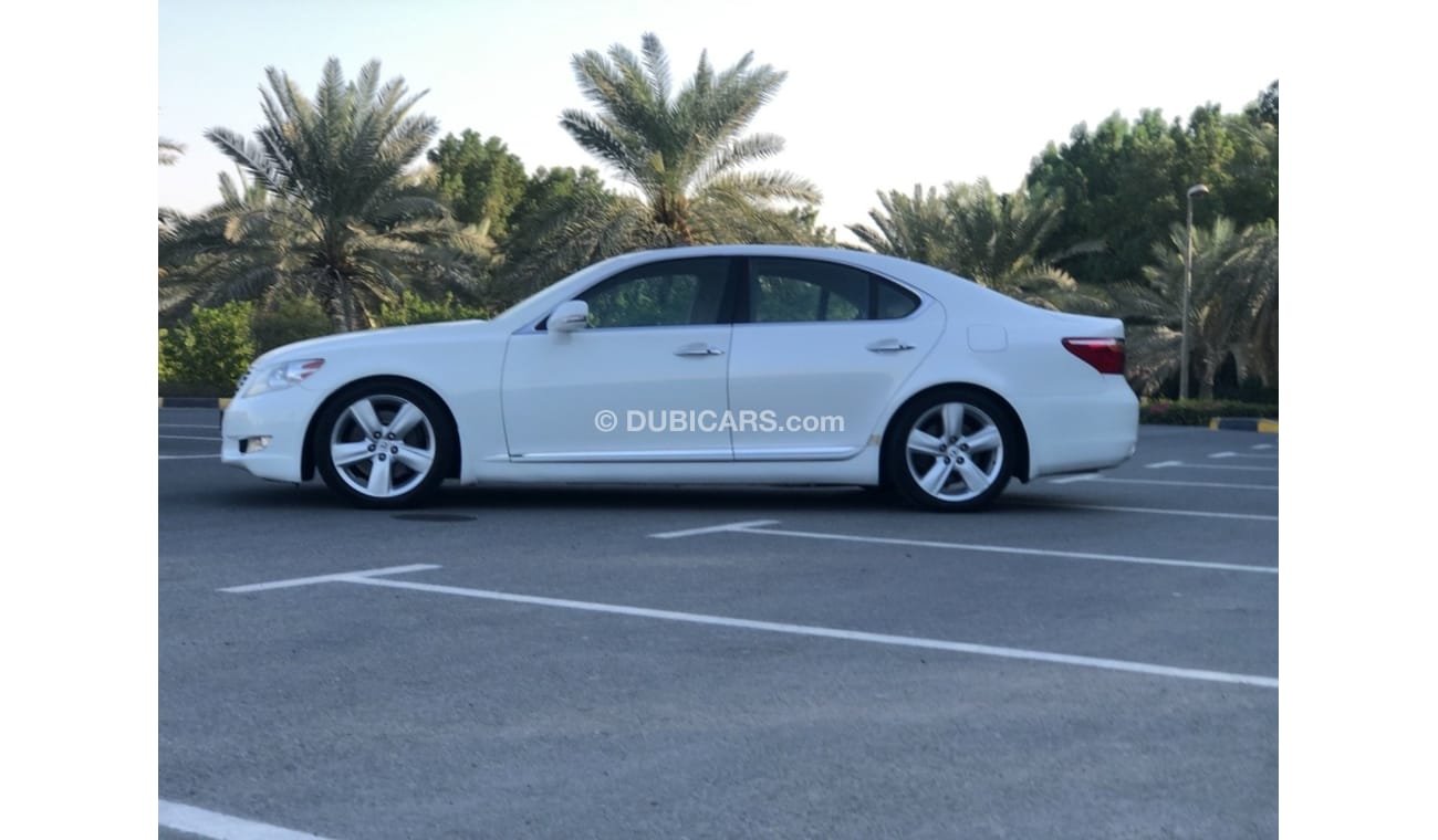 لكزس LS 460 لكزس Ls460 موديل 2012 خليجي حاله ممتازه من الداخل والخارج كراسي جلد ومثبت سرعه وتحكم كهربي كامل ونظا