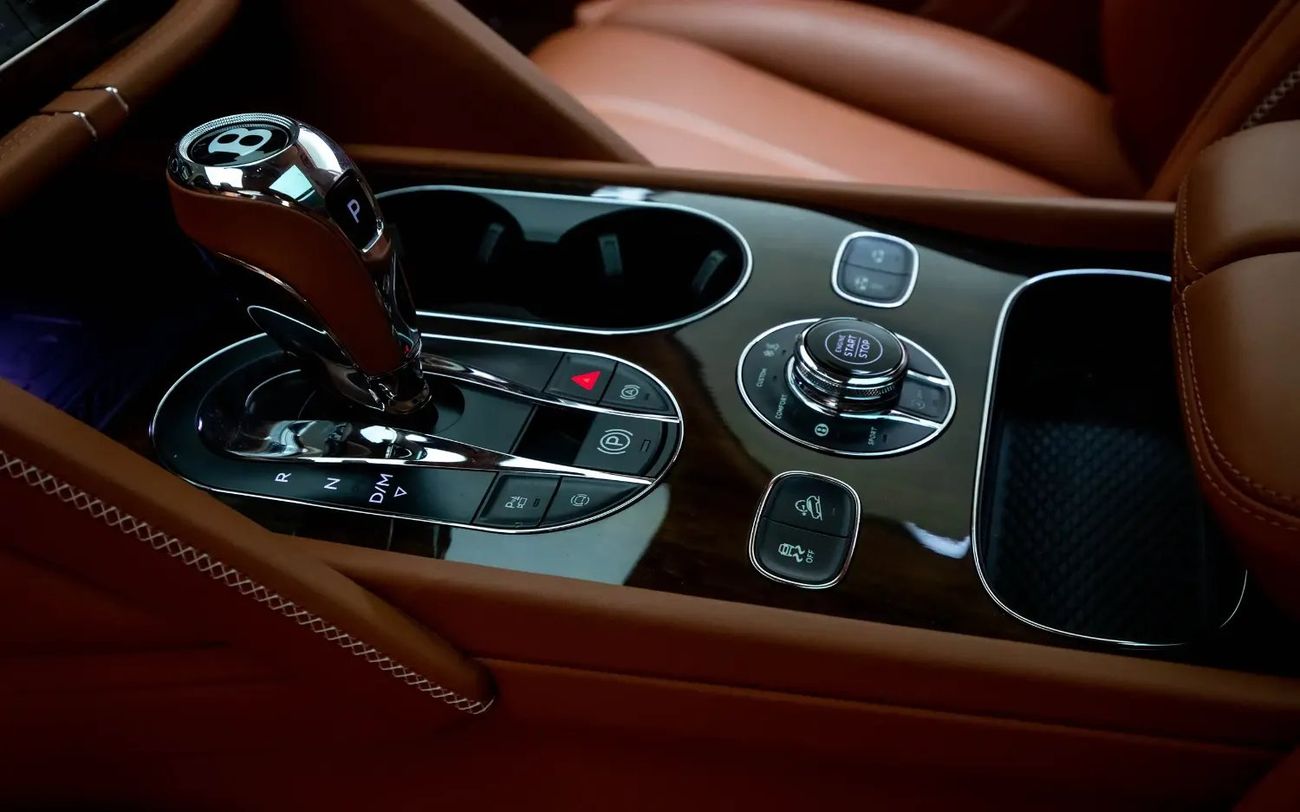 Bentley Bentayga Azure 4.0T - GCC Spec - With Warranty and Service contract ( Al Habtoor )