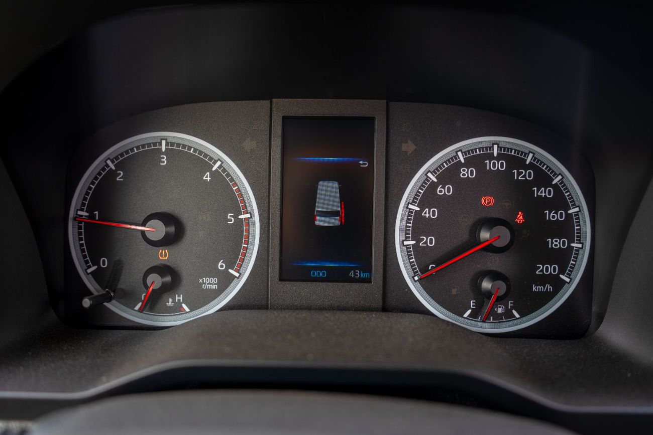 تويوتا هاياس DLS -High Roof Commuter 2.8L M/T